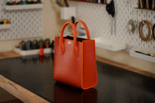 Load image into Gallery viewer, Tote Bag made in Monaco by Nicolas Grinda from Atelier Grinda luxury leather craft product produit de luxe fait à la main par un artisan sur mesure avec choix des cuirs et des couleurs