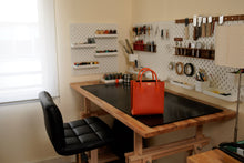 Load image into Gallery viewer, Tote Bag made in Monaco by Nicolas Grinda from Atelier Grinda luxury leather craft product produit de luxe fait à la main par un artisan sur mesure avec choix des cuirs et des couleurs