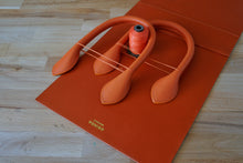 Load image into Gallery viewer, Tote Bag made in Monaco by Nicolas Grinda from Atelier Grinda luxury leather craft product produit de luxe fait à la main par un artisan sur mesure avec choix des cuirs et des couleurs