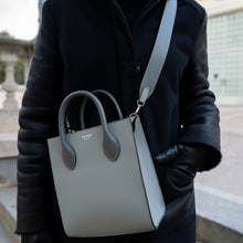 Load image into Gallery viewer, Grey made to order custom bespoke Tote Bag made in Monaco by Nicolas Grinda from Atelier Grinda luxury leather craft product produit de luxe fait à la main par un artisan sur mesure avec choix des cuirs et des couleurs