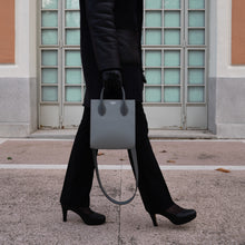 Load image into Gallery viewer, Grey made to order custom bespoke Tote Bag made in Monaco by Nicolas Grinda from Atelier Grinda luxury leather craft product produit de luxe fait à la main par un artisan sur mesure avec choix des cuirs et des couleurs